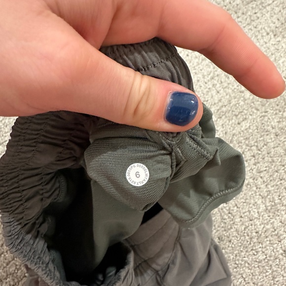 Lululemon hotty hot shorts 2.5 Olive Shorts GREAT CONDITION - Picture 4 of 4